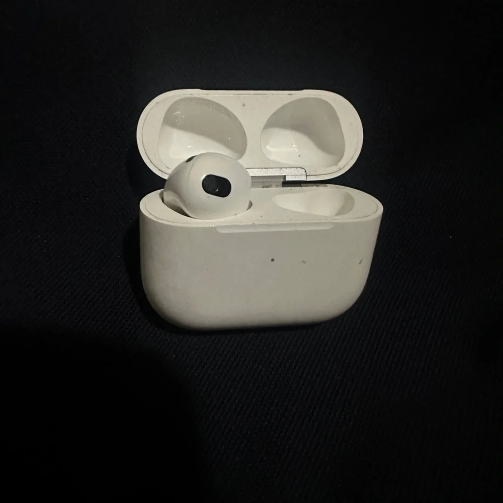 Apple Airpods 2nd Generation - case and only Left side AirPod Used